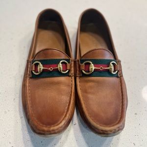Gucci size 38 women’s driving loafers in cognac with classic Gucci stripe.